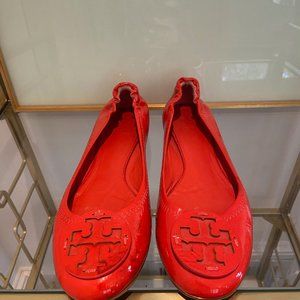 TORY BURCH PATENT LEATHER ORANGE REVA FLATS. SIZE 10